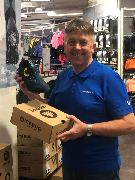 Ole Bjørn hos Intersport viser frem piggsko