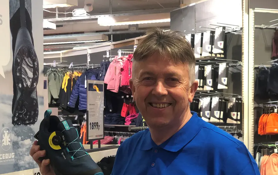 Ole Bjørn hos Intersport viser frem piggsko