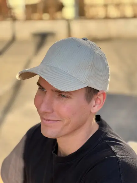 Mann med caps som smiler
