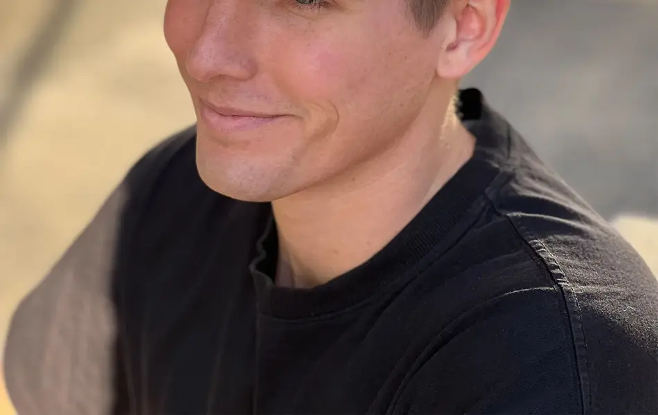 Mann med caps som smiler