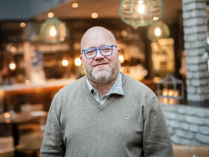 Bilde av mann i restaurant