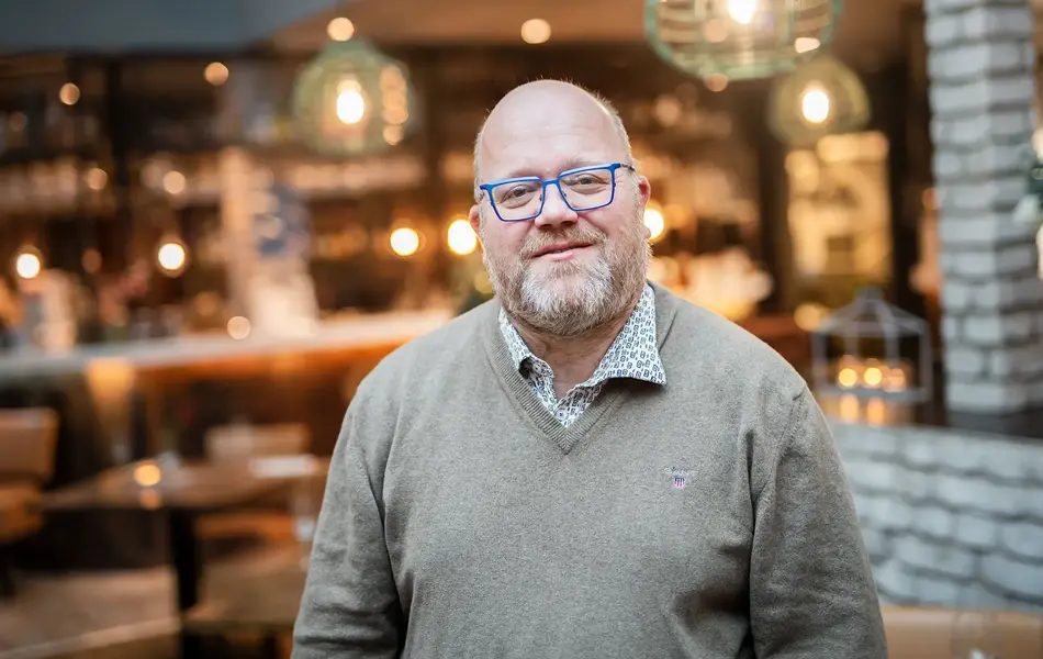 Bilde av mann i restaurant