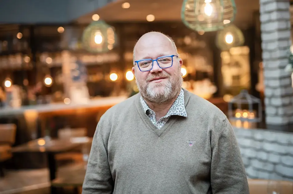 Bilde av mann i restaurant