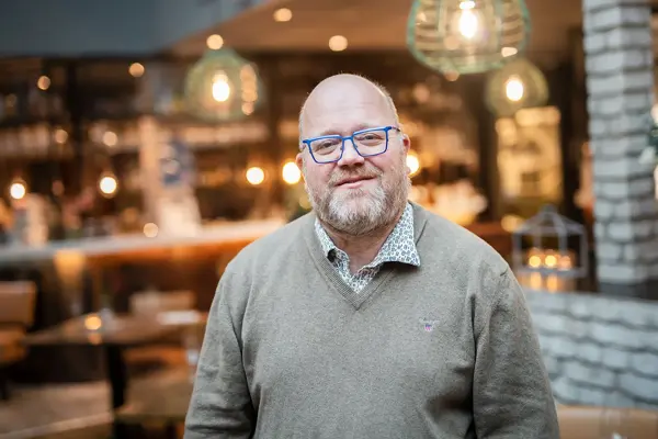 Bilde av mann i restaurant