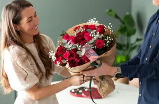 Mester Grønn_Rosebukett med brudeslør og krysantemum_kr650