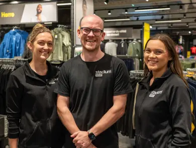 tre ansatte på Stadium Oulet