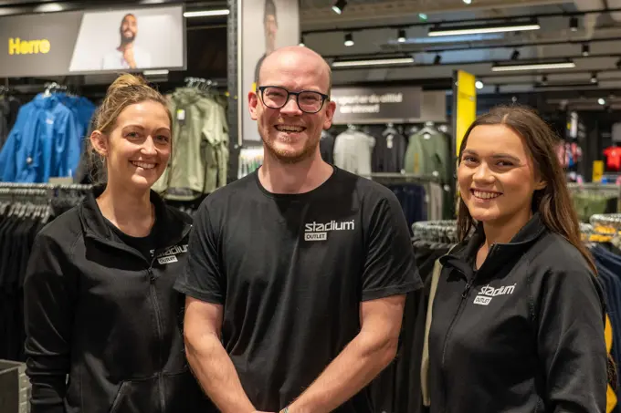 tre ansatte på Stadium Oulet