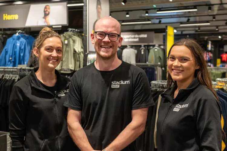 HÅNDPLUKKEDE: Totalt ni personer ble plukket ut blant de nærmere 300 som søkte seg til Stadium Outlet. Her representert ved teamleder Maria Stene Korsmoe (f.v.), butikksjef Sindre Sæther og butikkmedarbeider Henriette Malmquist.