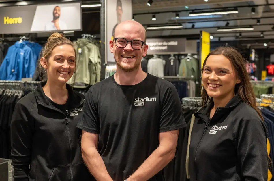 tre ansatte på Stadium Oulet