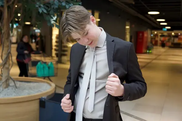 gutt i dress sjekker innelomme