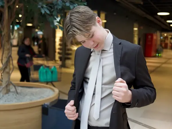 gutt i dress sjekker innelomme