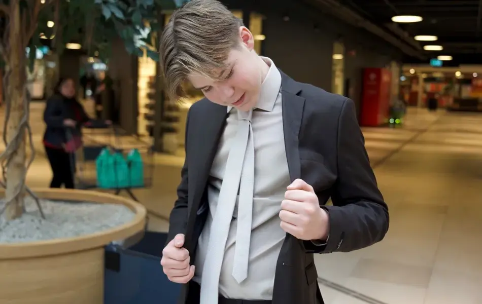 gutt i dress sjekker innelomme