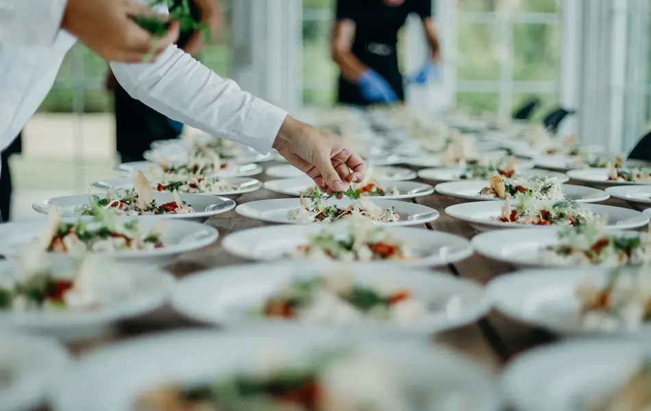 Kokk anretter tallerkener klar til servering