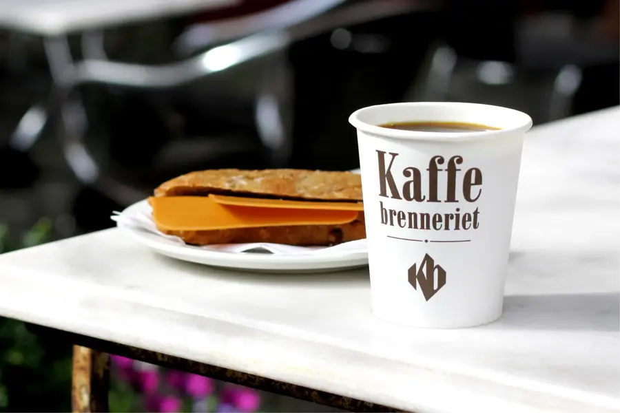 Kaffe og rundstykke med brunost 