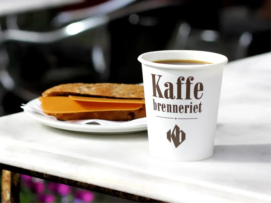 Kaffe og rundstykke med brunost 
