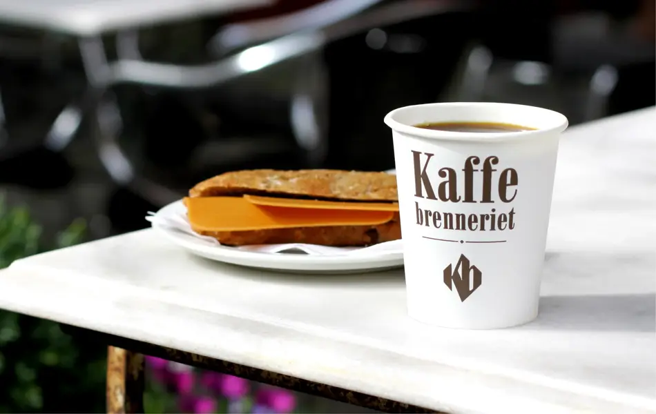 Kaffe og rundstykke med brunost 