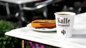 Kaffe og rundstykke med brunost 