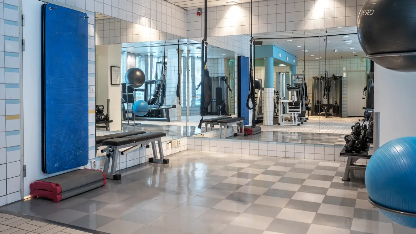 Speil på veggen, diverse treningsapparater 