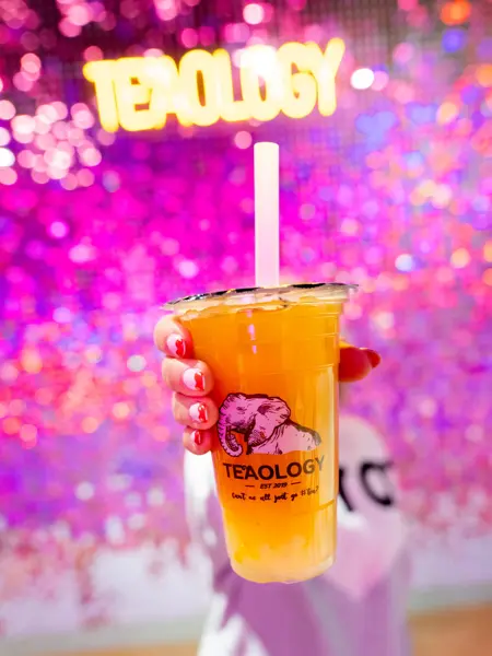 Et beger med gul kald te fra Bubble tea