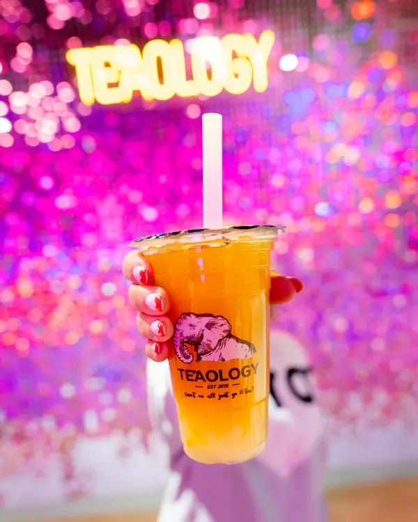 Et beger med gul kald te fra Bubble tea