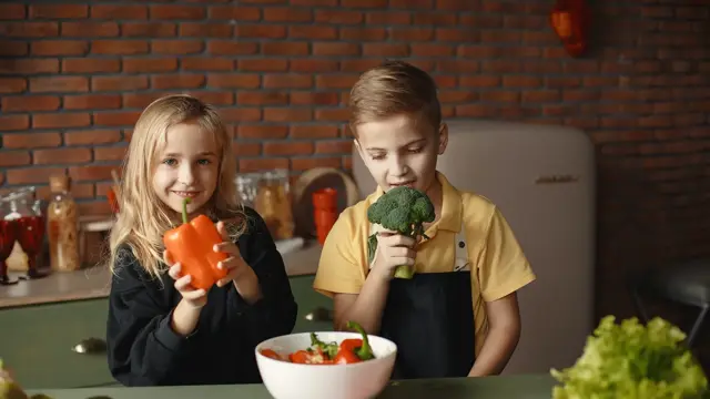 miljøbilde_to_barn_som_lager_mat