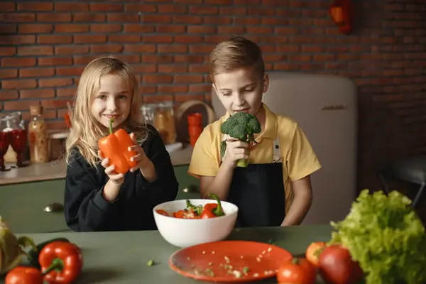 miljøbilde_to_barn_som_lager_mat