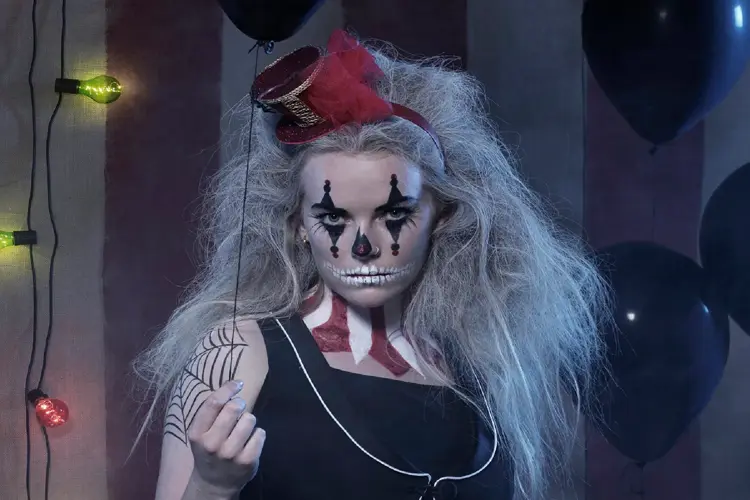 I alla tider har människan roat sig genom att klä ut sig. Halloween är högtiden då du verkligen kan gå all in, då det gäller smink, kläder och annat läskigt.