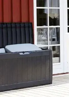 putekasse på en veranda ved en rød vegg