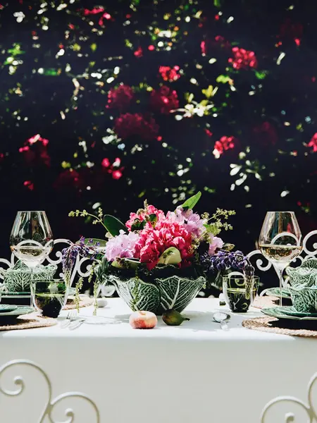 Dekorert bord i hagen