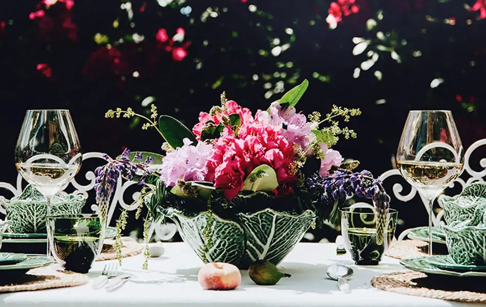 Dekorert bord i hagen