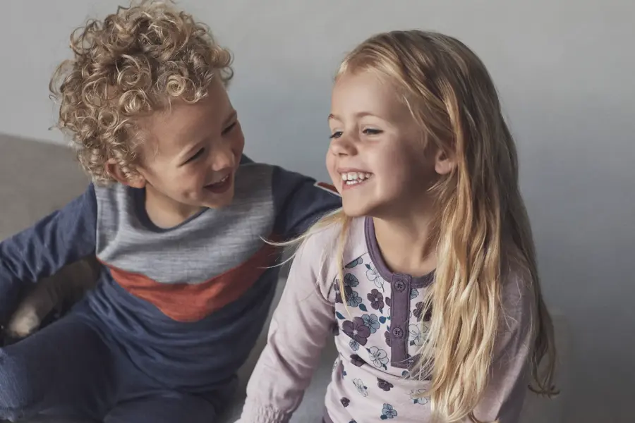 Gutt smiler til jente 