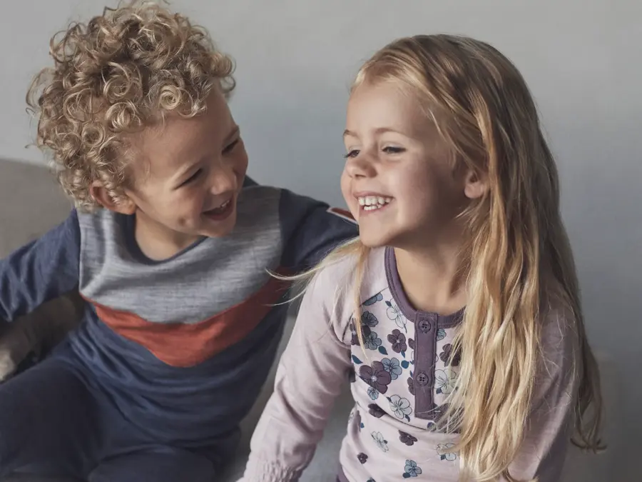 Gutt smiler til jente 