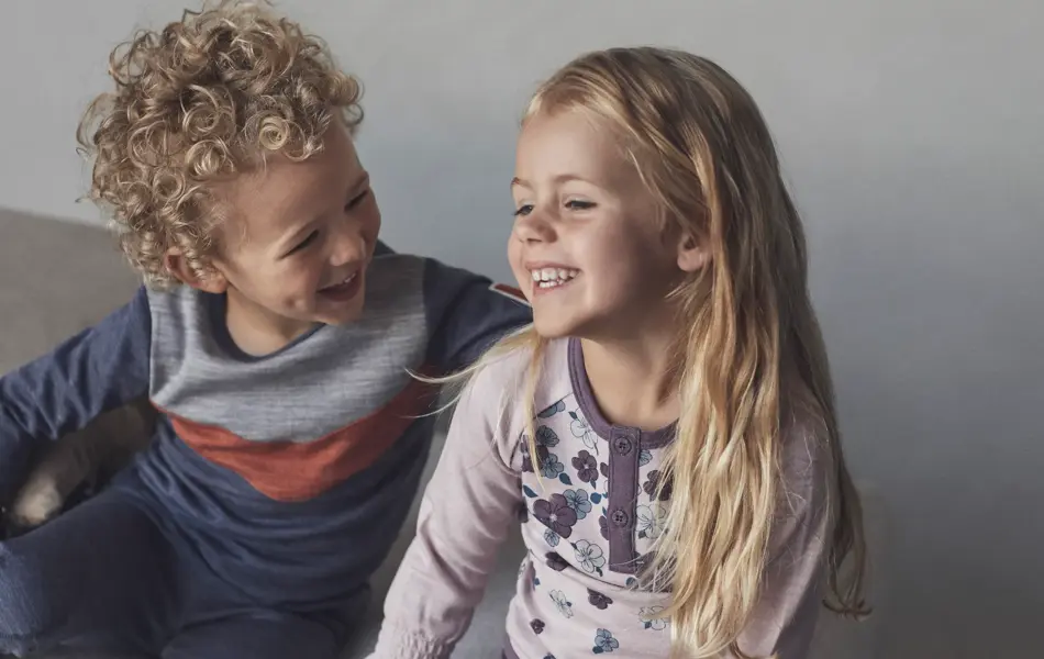 Gutt smiler til jente 