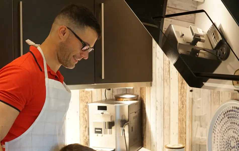 Mann og barn som ser på nystektbrød