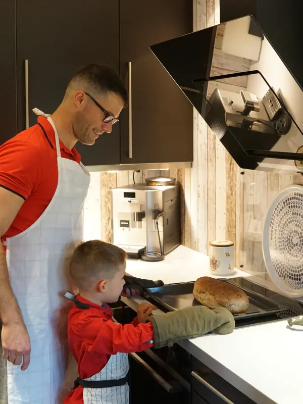 Mann og barn som ser på nystektbrød