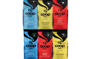 Utvalg av kaffe fra Coop i ulike varianter.