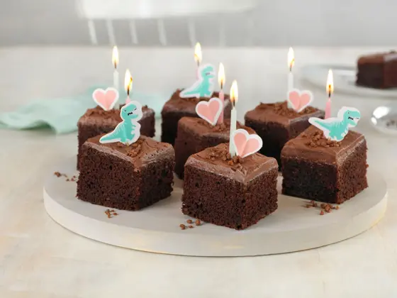 Fat med biter av sjokoladekaker