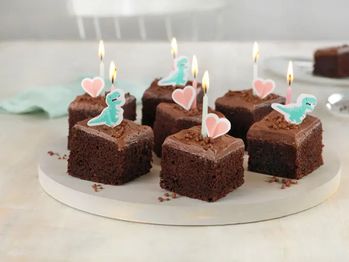 Fat med biter av sjokoladekaker