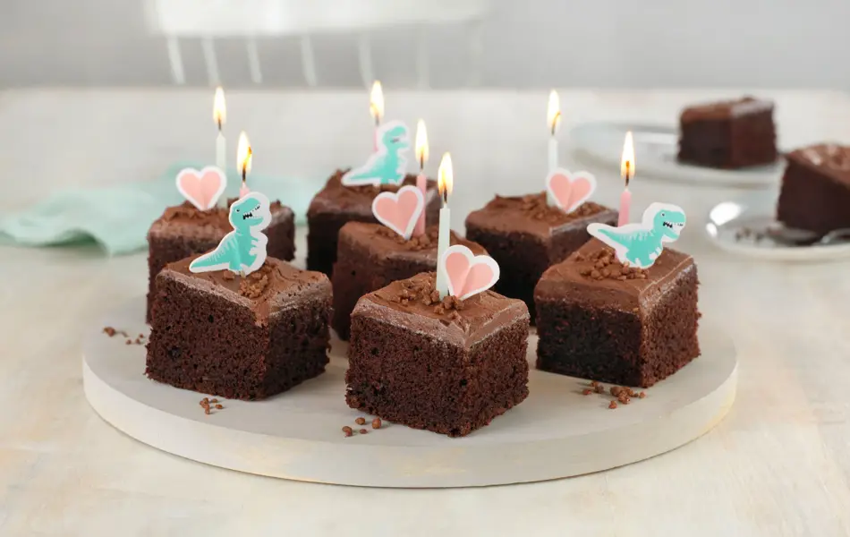 Fat med biter av sjokoladekaker