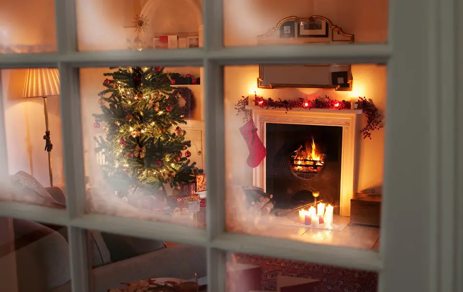 En julepyntet stue sett gjennom et vindu 