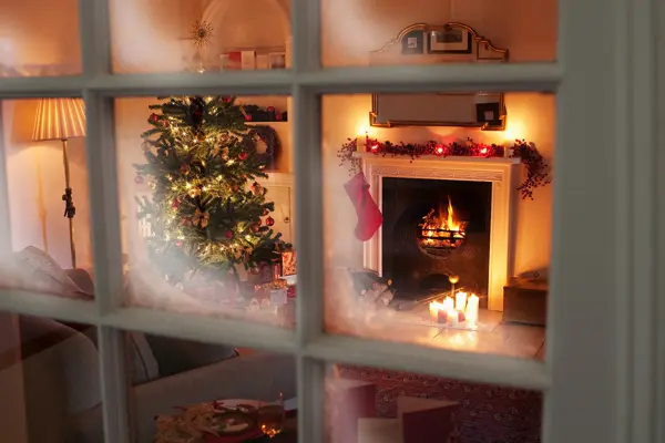 En julepyntet stue sett gjennom et vindu 