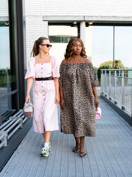 To unge kvinner i trendy antrekk