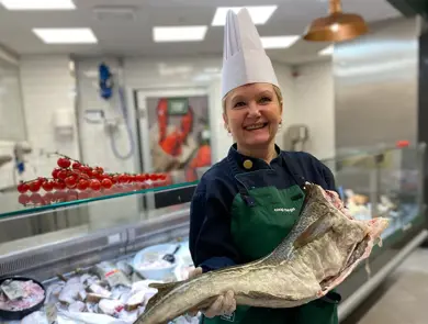 Dame som holder en skrei