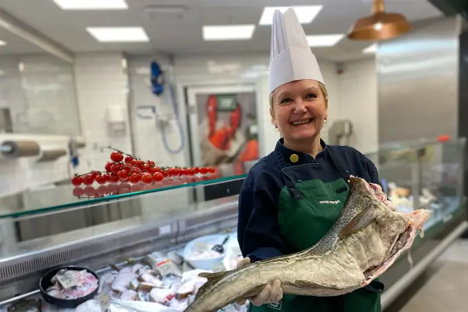 Dame som holder en skrei