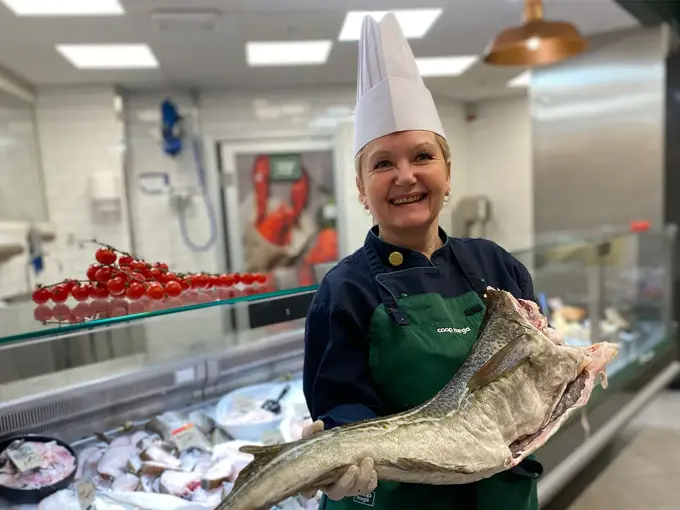 Dame som holder en skrei