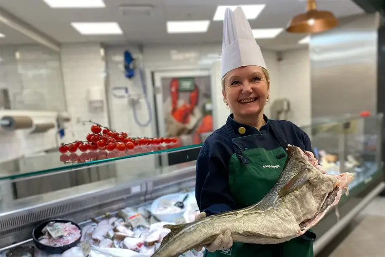 Norsk skrei er torsk på sitt beste, og nå forteller Janne på Coop Mega hvordan du får en fast og fin konsistens på fisken.
