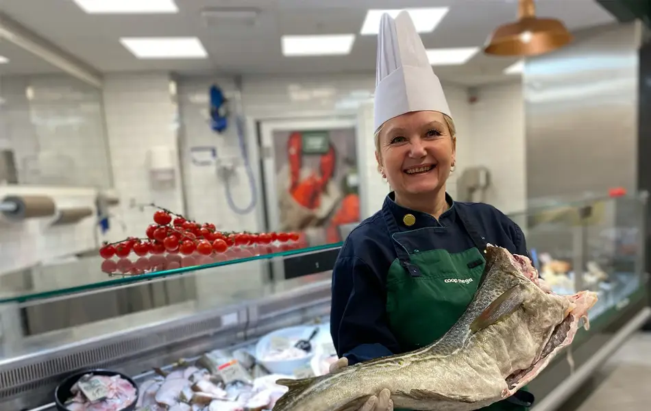 Dame som holder en skrei