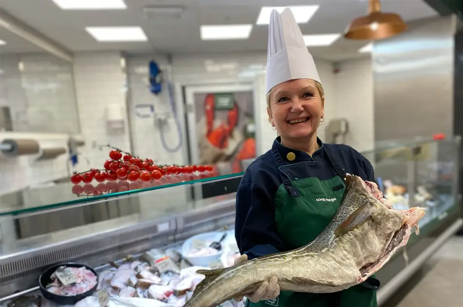 Dame som holder en skrei