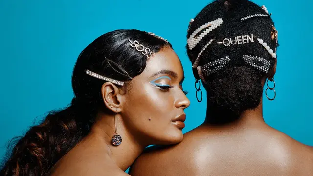 to afro amerikanske damer med spenner i håret
