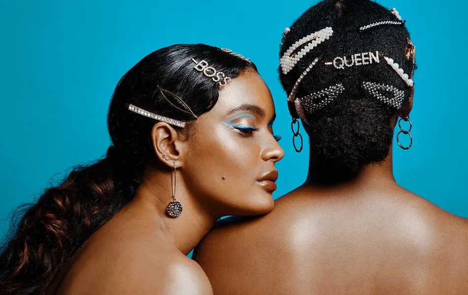 to afro amerikanske damer med spenner i håret